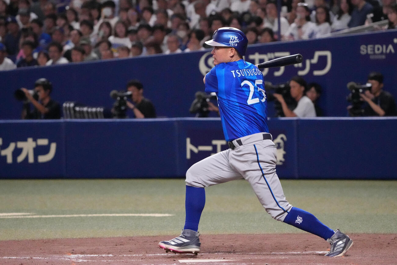 中日対DeNA 5回表DeNA2死一、三塁、適時打を放つ筒香嘉智（撮影・森本幸一）