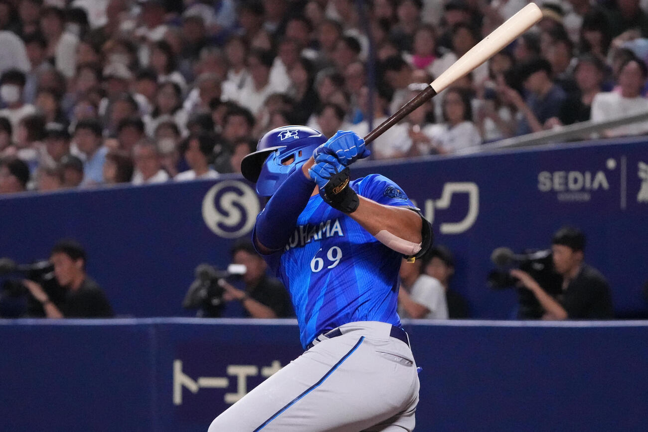 中日対DeNA 3回表DeNA2死、安打を放つヘラル・エンカーナシオン（撮影・森本幸一）