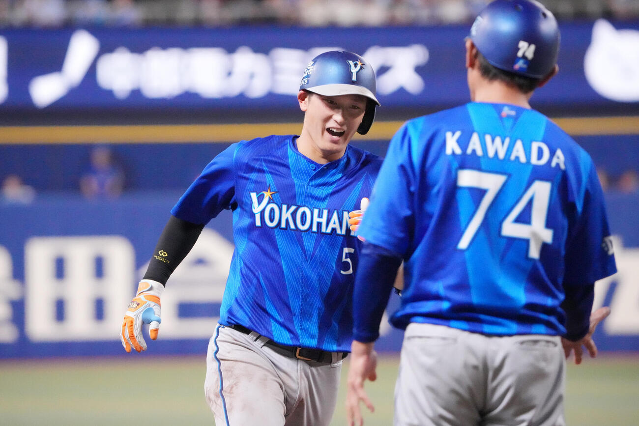 中日対DeNA 4回表DeNA2死、松尾汐恩（左）は本塁打を放ちダイヤモンドを回る（撮影・森本幸一）