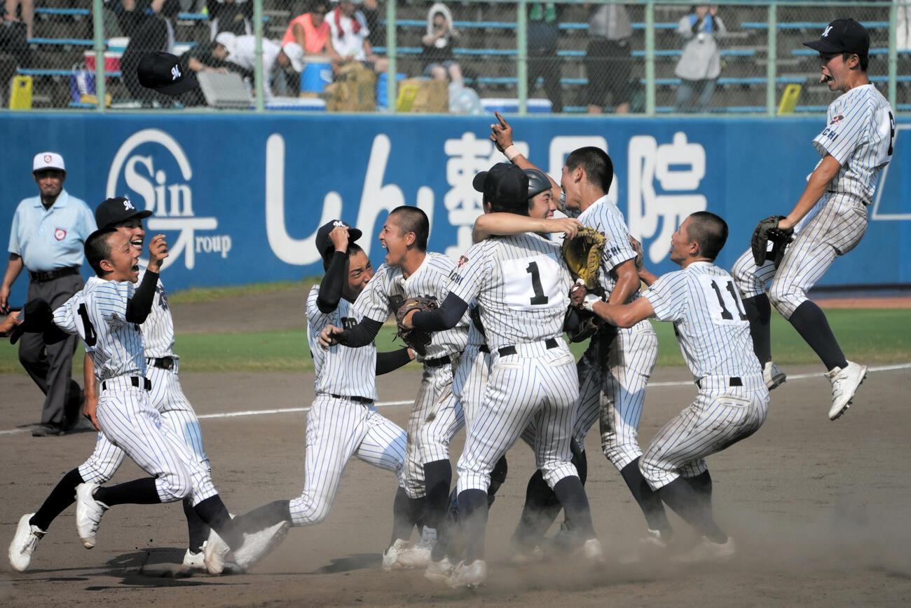 優勝を決めて喜ぶ明徳義塾の選手たち（朝日新聞）