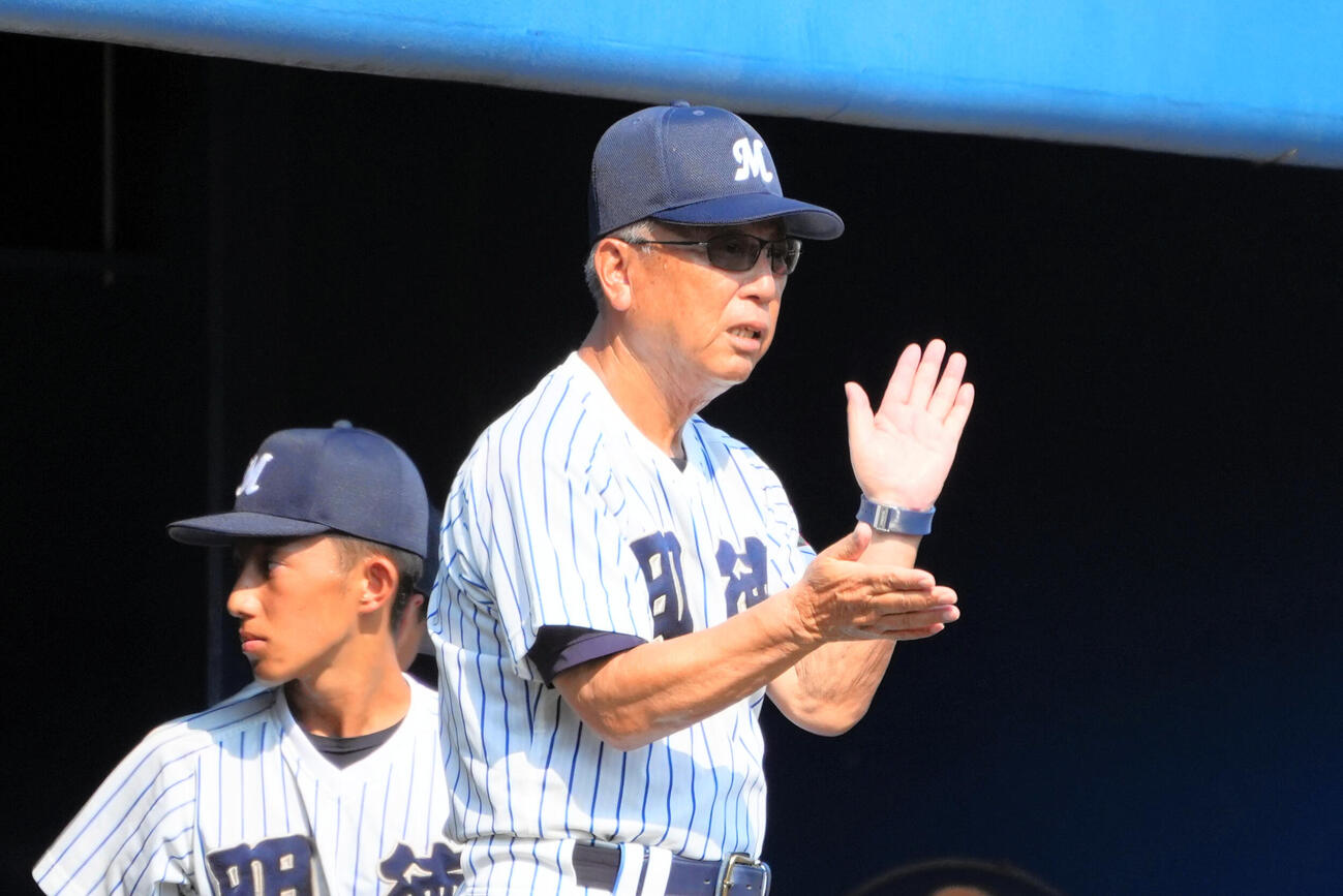 選手に拍手を送る明徳義塾の馬淵監督（朝日新聞）