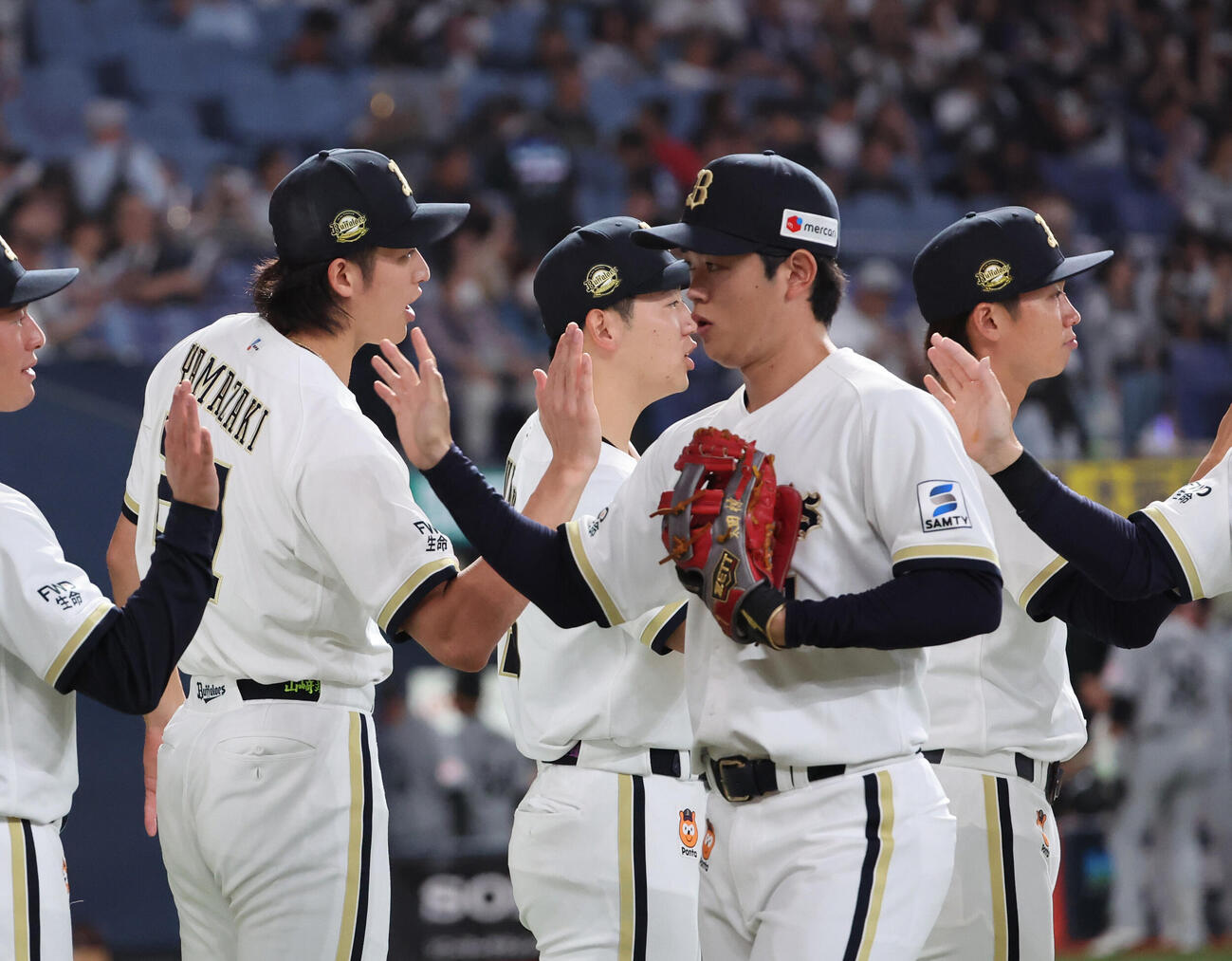オリックス対ロッテ　勝利投手のは山崎颯一郎はナインを出迎える（撮影・西尾就之）