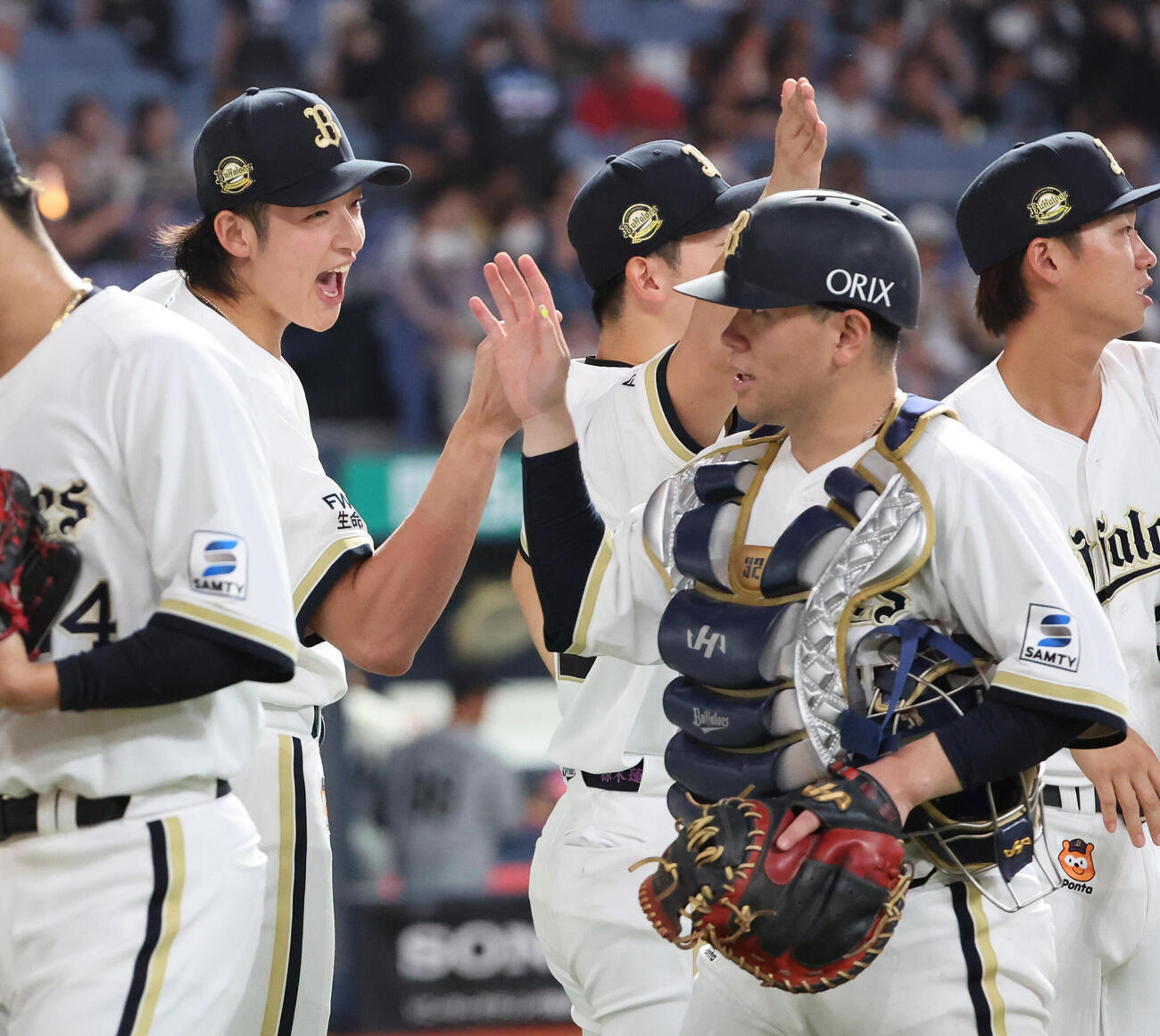 オリックス対ロッテ　勝利投手のは山崎颯一郎は決勝本塁打の福永奨を出迎える（撮影・西尾就之）