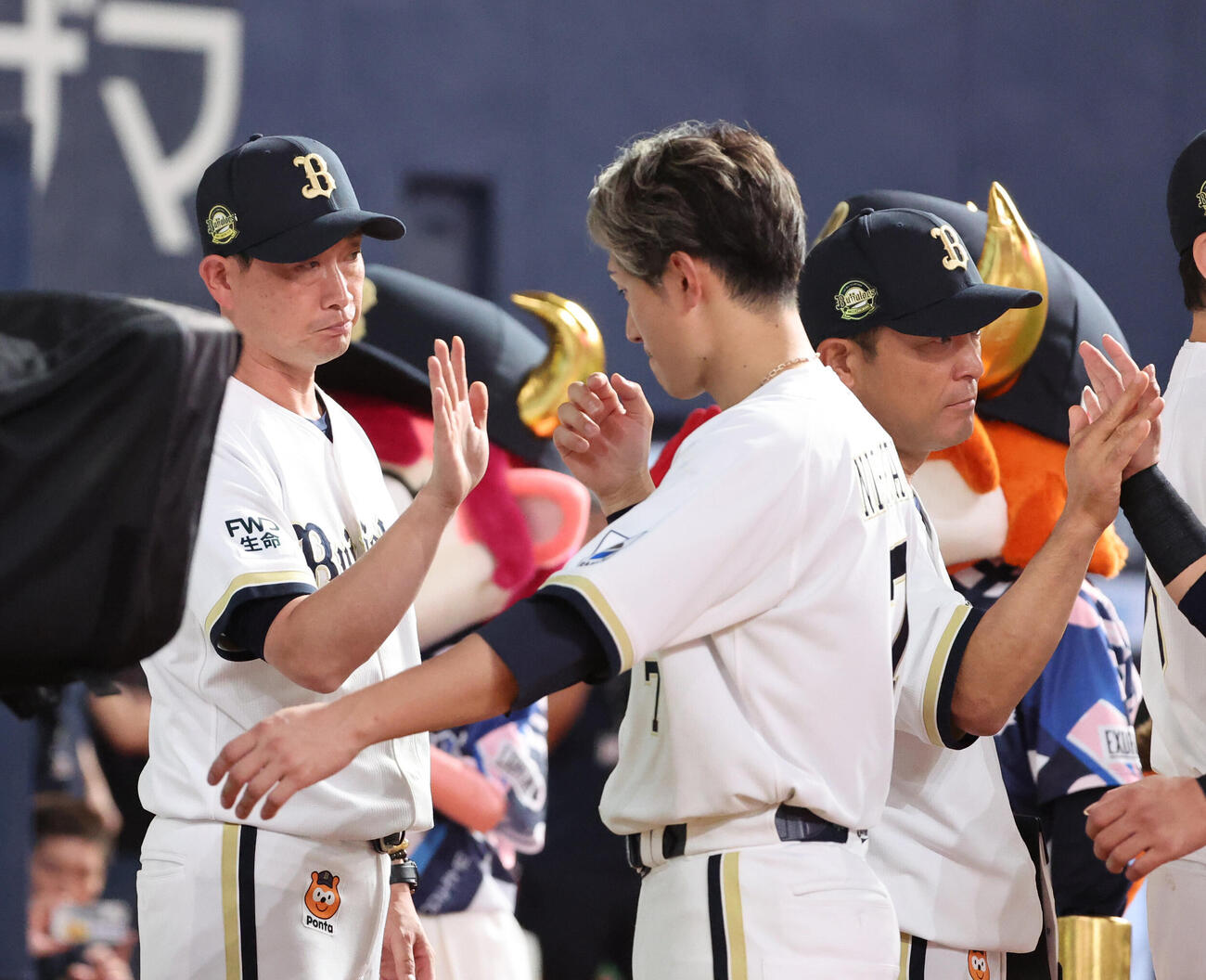 オリックス対ロッテ　ナインを迎えるオリックス岸田護監督（撮影・西尾就之）