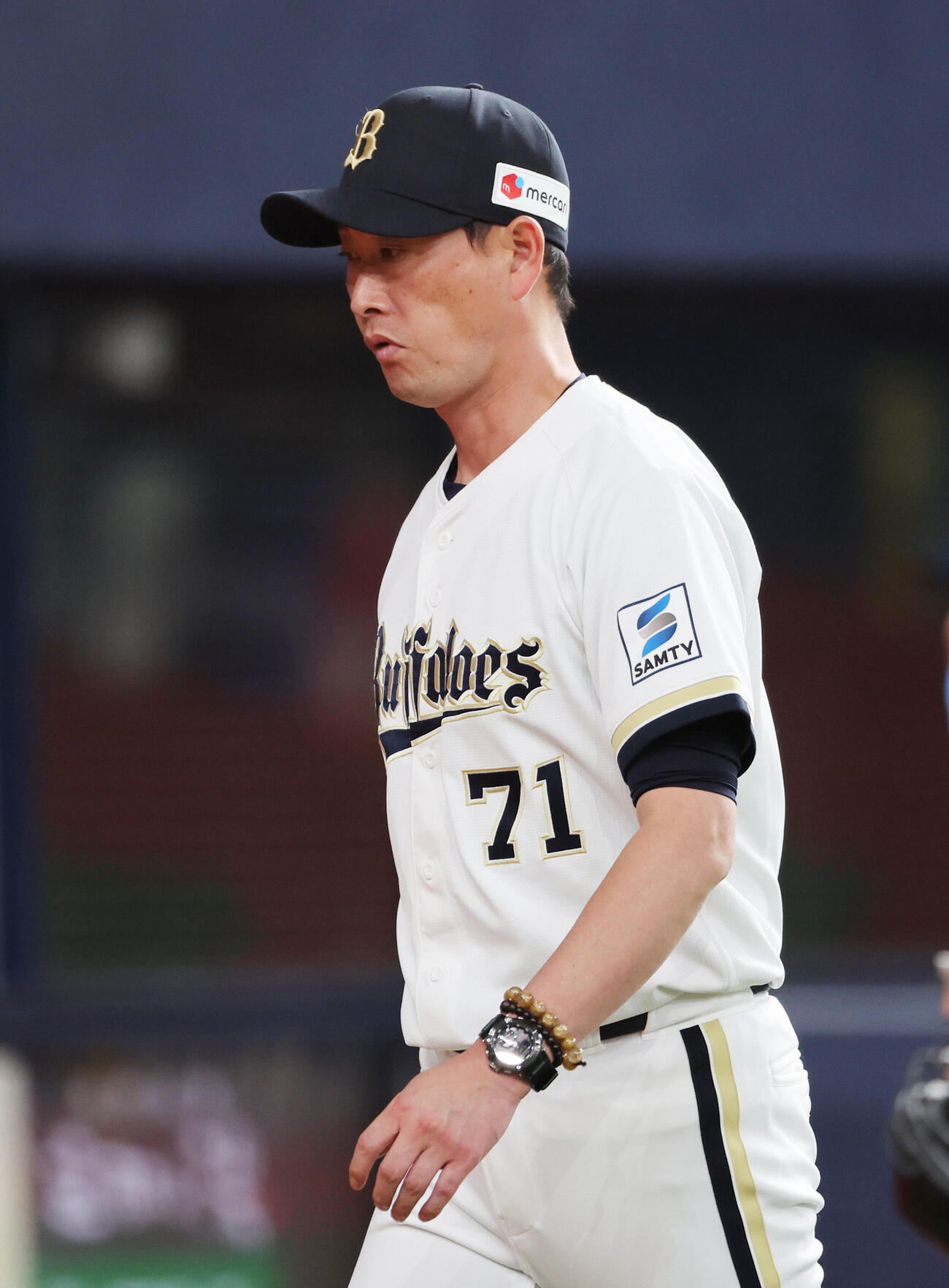 オリックス対ロッテ　6回の攻撃を終え、選手交代を告げたオリックス岸田護監督はベンチに戻る（撮影・西尾就之）
