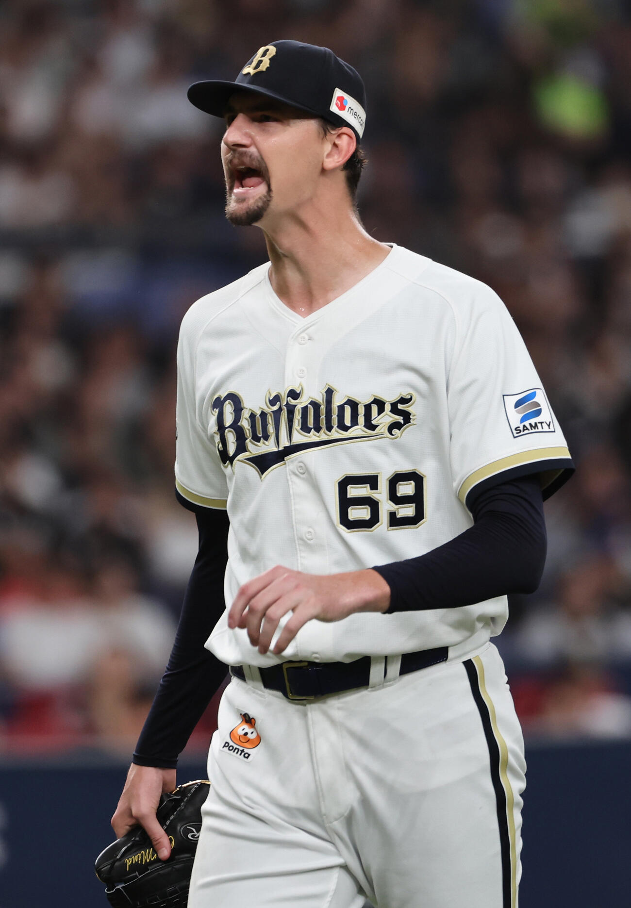 オリックス対ロッテ　5回に同点を許したオリックス先発ショーン・ジェリーは叫びながらベンチに戻る（撮影・西尾就之）