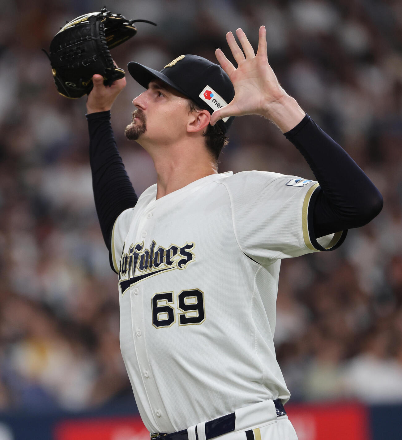 オリックス対ロッテ　5回に同点を許したオリックス先発ショーン・ジェリーは体操しながらベンチに戻る（撮影・西尾就之）