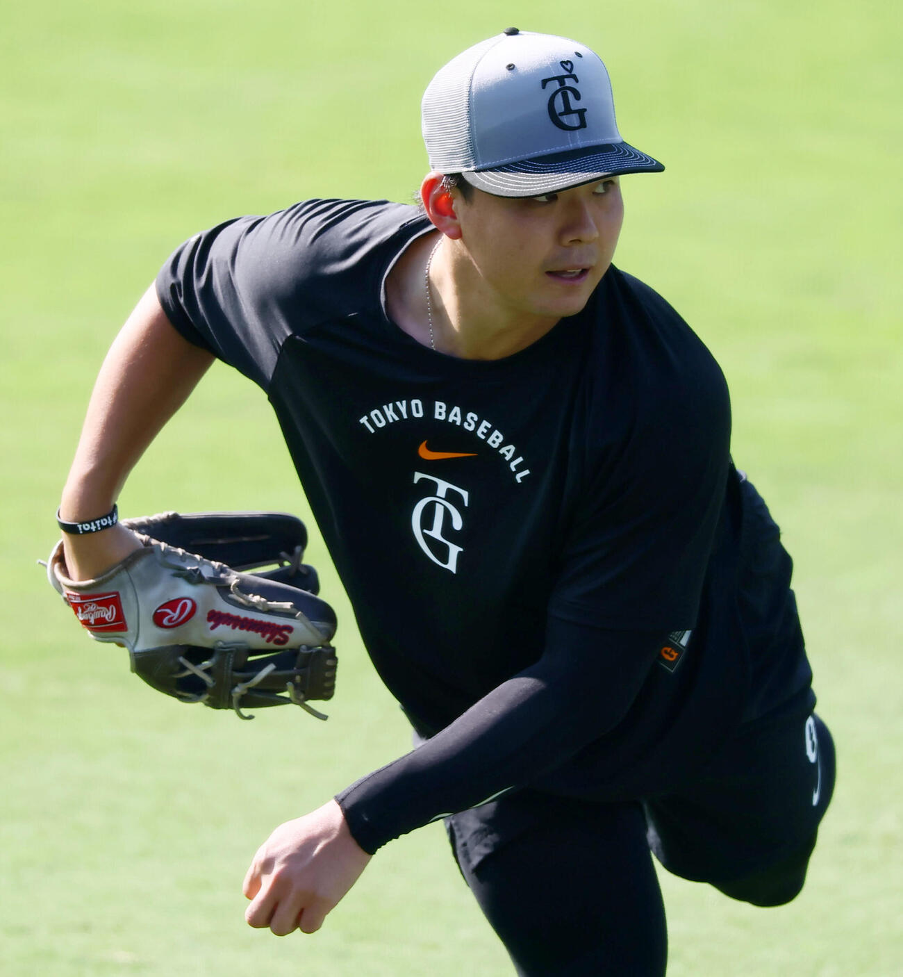 阪神対巨人　キャッチボールする巨人小笠原慎之介（撮影・加藤哉）