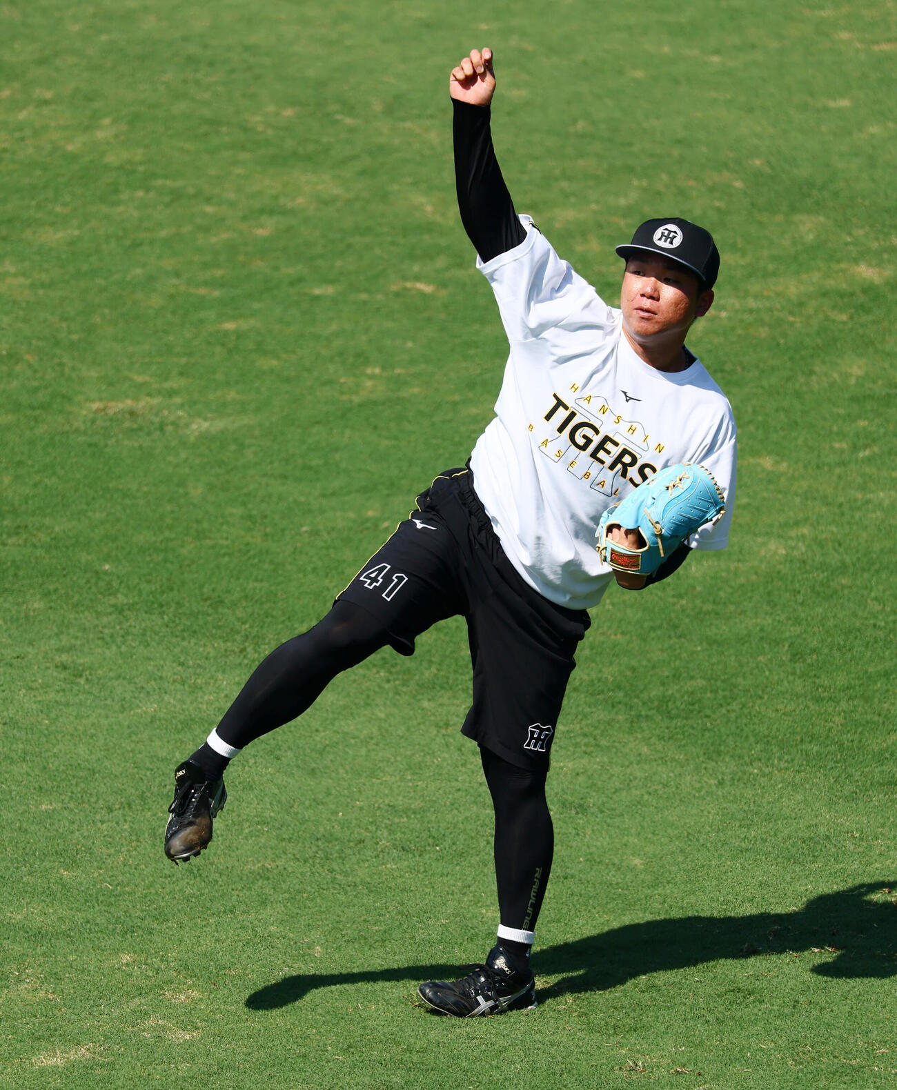 阪神対巨人　練習でキャッチボールする阪神村上頌樹（撮影・加藤哉）