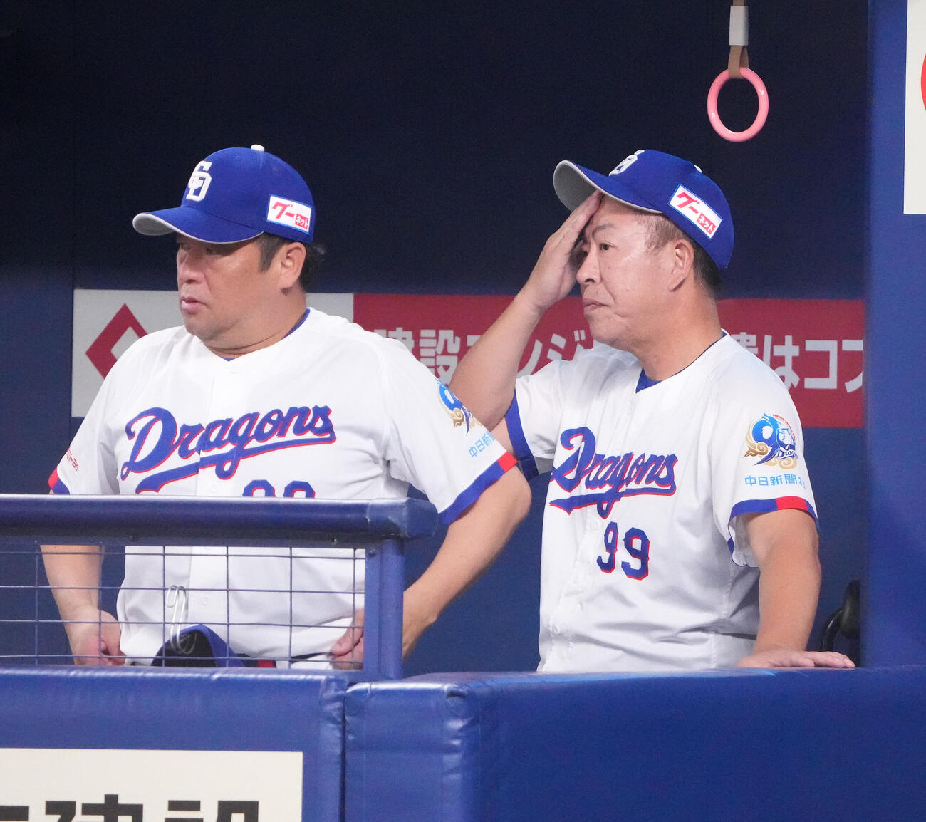 中日対DeNA 5回表DeNA2死一塁、井上一樹監督（右）はベンチから試合を見つめる（撮影・森本幸一）