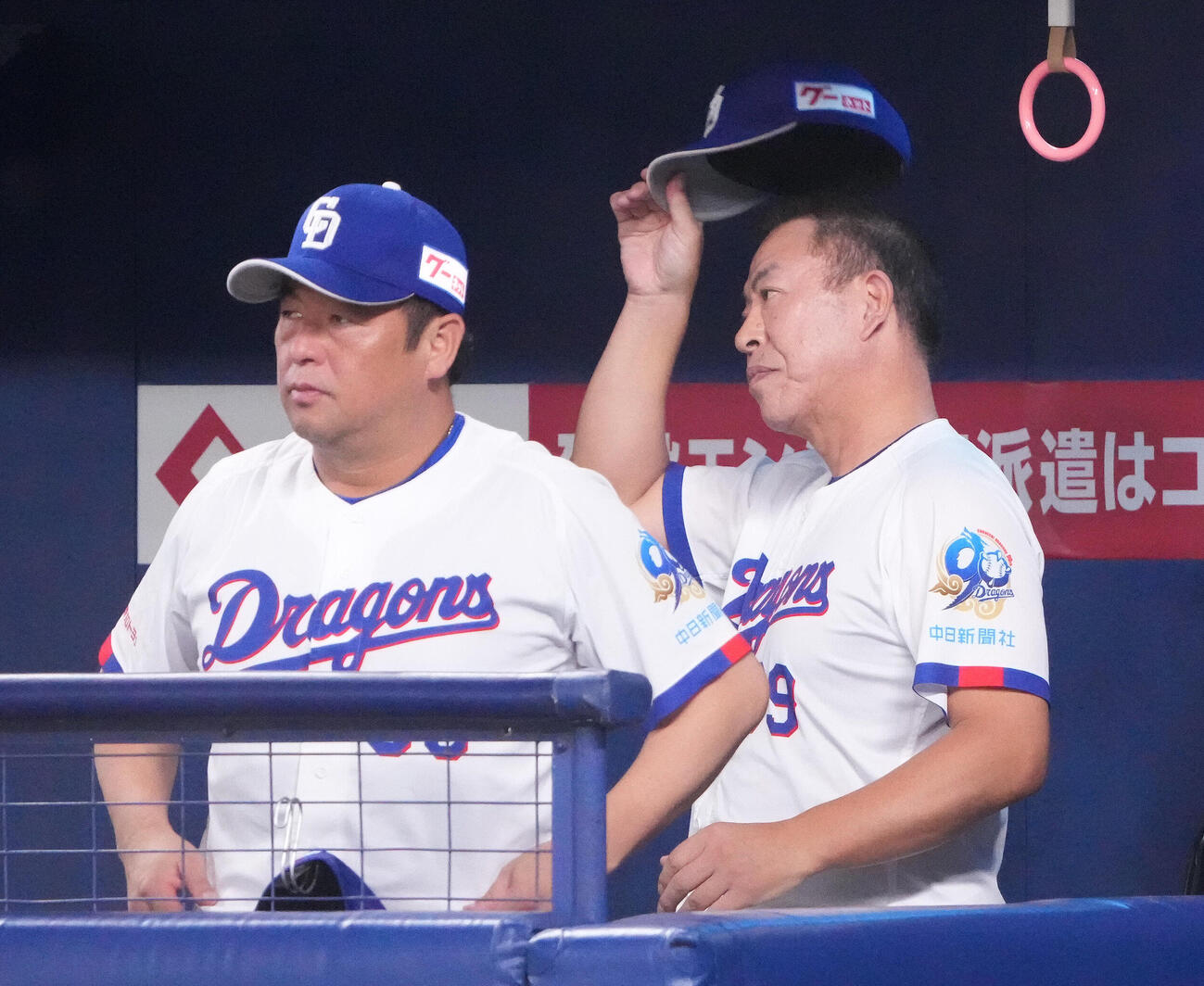 中日対DeNA 5回表DeNA2死一塁、井上一樹監督（右）はベンチから試合を見つめる（撮影・森本幸一）