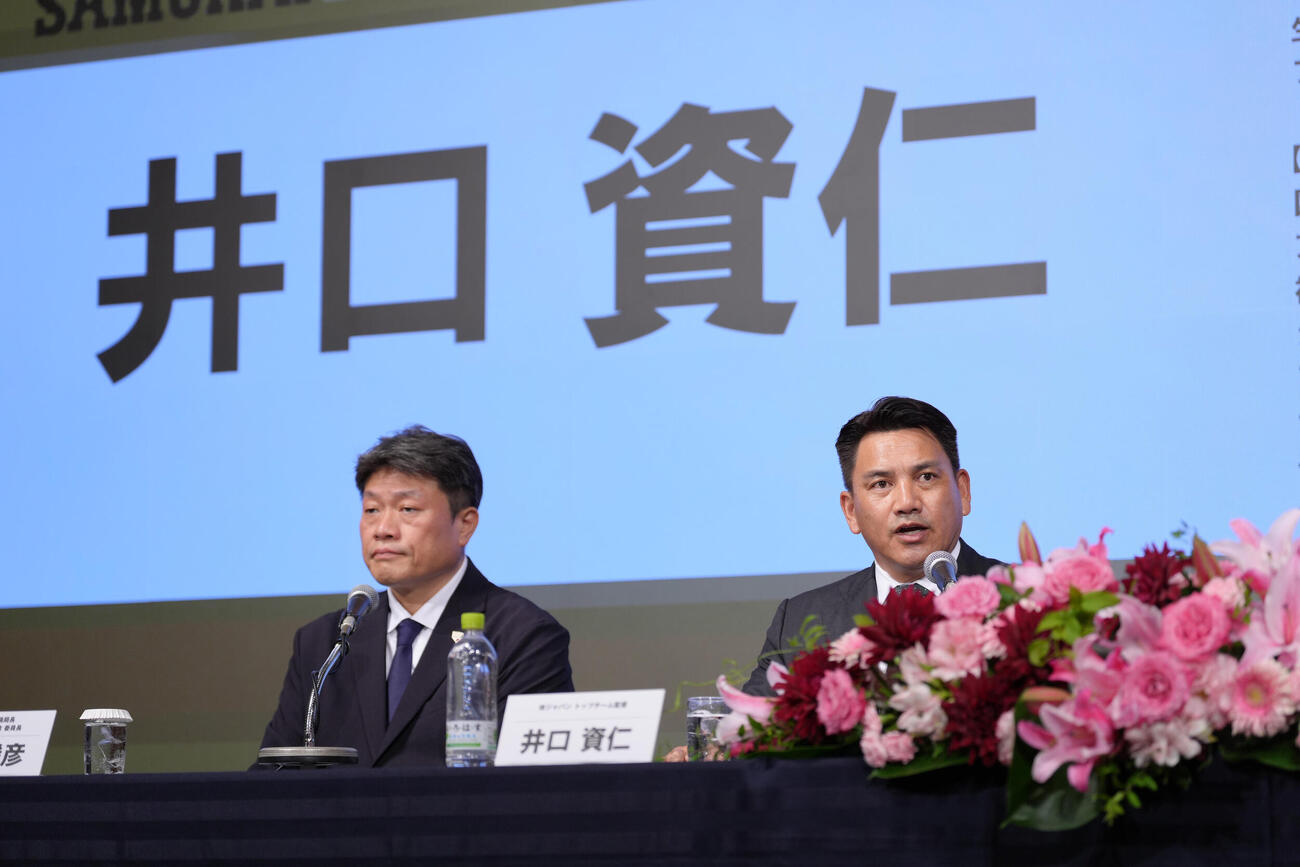就任会見に臨む侍ジャパン井口資仁監督（右）（撮影・足立雅史）