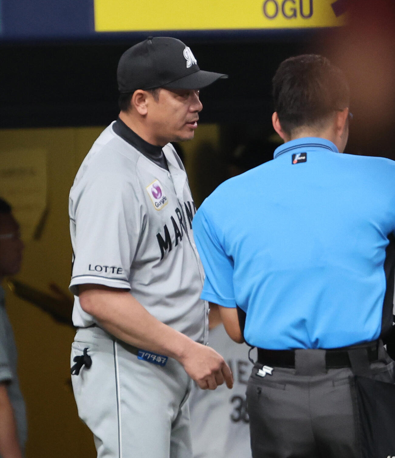 オリックス対ロッテ　7回の攻撃を終え、選手交代を告げるロッテサブロー監督（撮影・西尾就之）