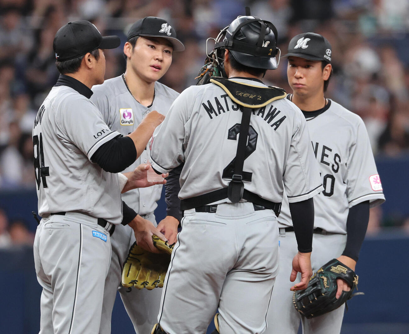 オリックス対ロッテ　1回裏オリックス1死一塁、広池康志郎（左から2人目）は3失点し黒木知宏コーチらの激励を受ける（撮影・西尾就之）