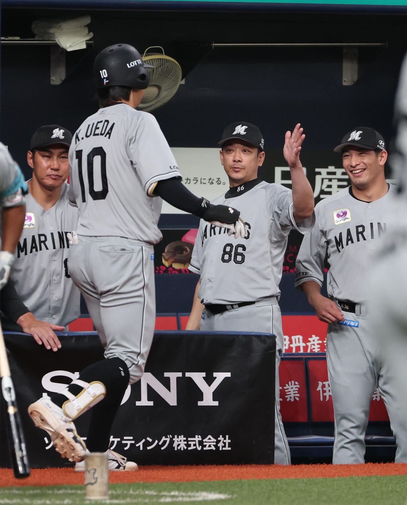 オリックス対ロッテ　2回表ロッテ1死、サブロー監督は本塁打を放った上田希由翔を迎える（撮影・西尾就之）