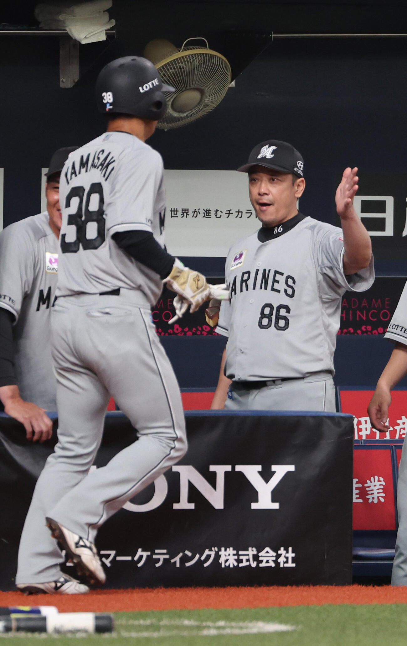 オリックス対ロッテ　5回表ロッテ1死一、三塁、藤原恭大の適時三塁打で生還した山崎剛をベンチで迎えるサブロー監督（撮影・西尾就之）