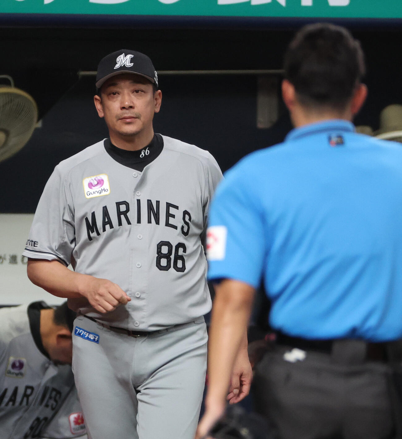 オリックス対ロッテ　8回の攻撃を終え選手交代を告げるためベンチを出るロッテサブロー監督（撮影・西尾就之）