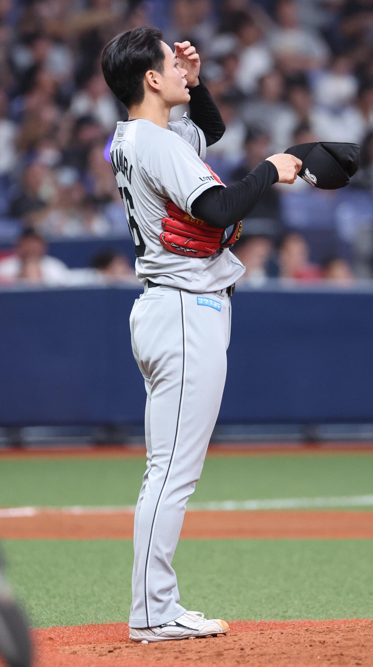 オリックス対ロッテ　7回裏オリックス1死、中森俊介は福永奨に本塁打を打たれ汗を拭う（撮影・西尾就之）
