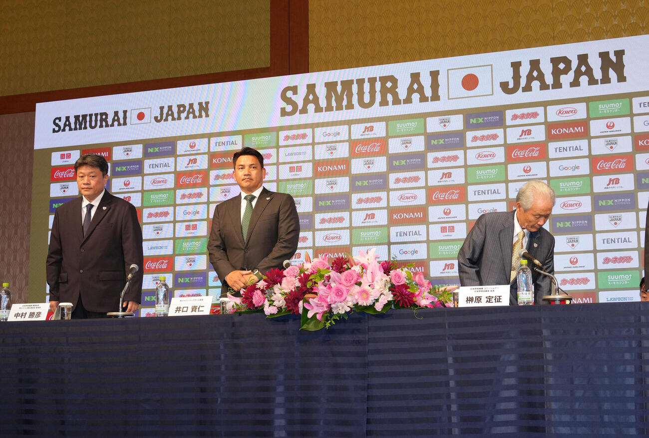 就任会見に臨む侍ジャパン井口資仁監督（中央）（撮影・足立雅史）