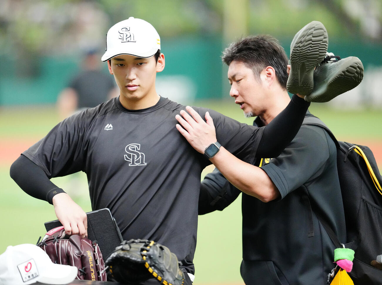 西武対ソフトバンク　試合前練習を終え、引き揚げるソフトバンク前田悠伍（左）（撮影・江口和貴）