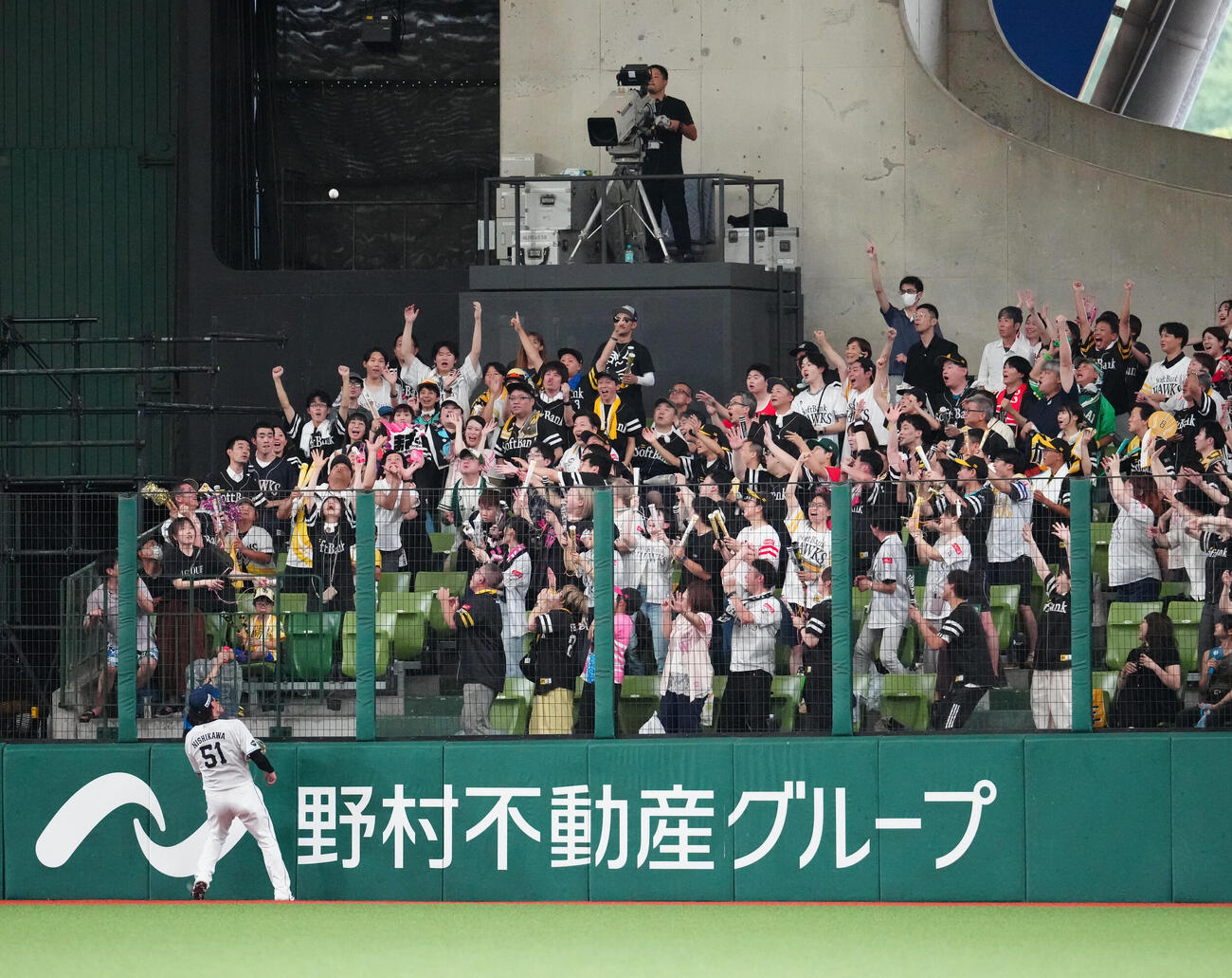 西武対ソフトバンク　1回表ソフトバンク無死、正木智也の先頭打者本塁打となった打球を見つめるファン（撮影・江口和貴）