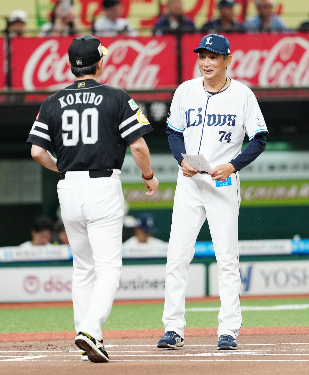 西武対ソフトバンク　試合前、メンバー表の最終確認を行う西武西口文也監督（右）（撮影・江口和貴）