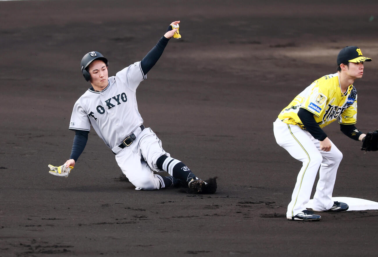 阪神対巨人　1回表巨人無死一塁、一走浦田俊輔は松本剛の左飛で二塁へタッチアップ。野手中野拓夢（撮影・加藤哉）