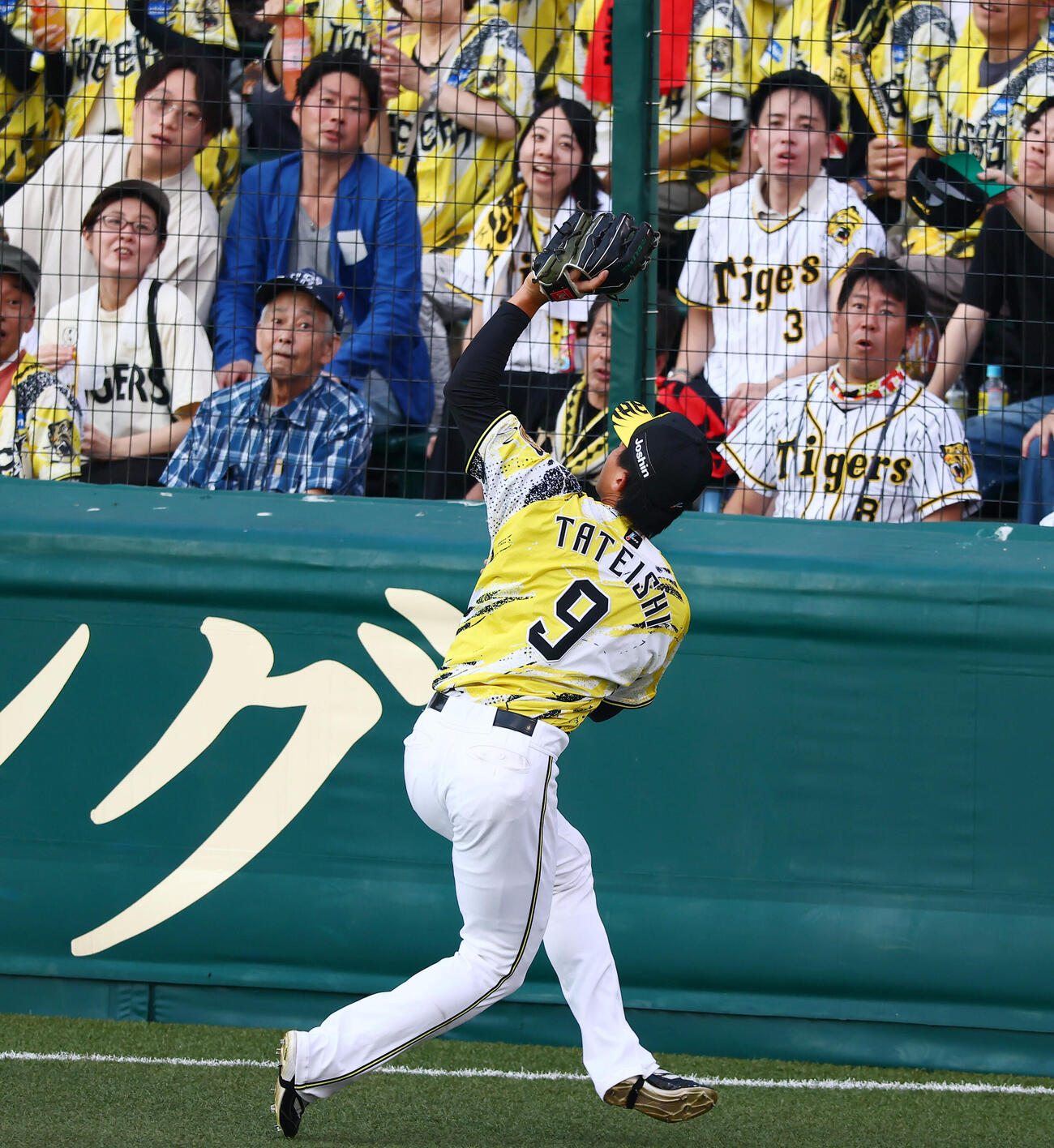 阪神対巨人　1回表巨人無死一塁、立石正広は松本剛の飛球を捕球（撮影・加藤哉）