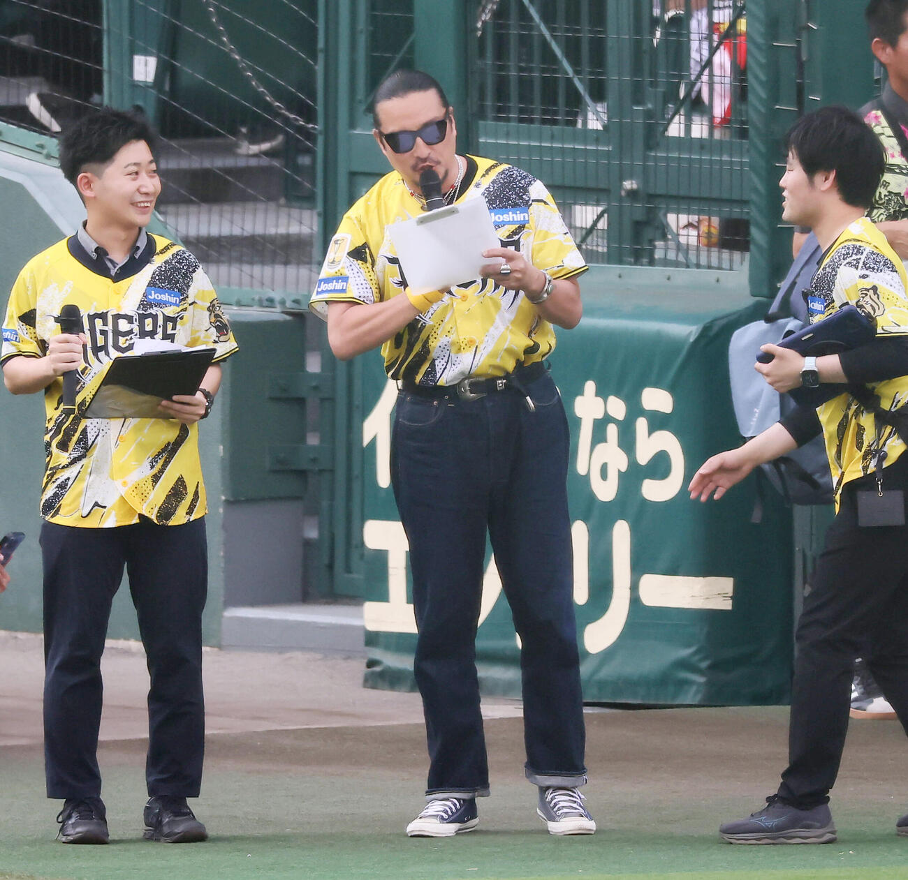 阪神対巨人　選手紹介する湘南乃風の若旦那（撮影・加藤哉）