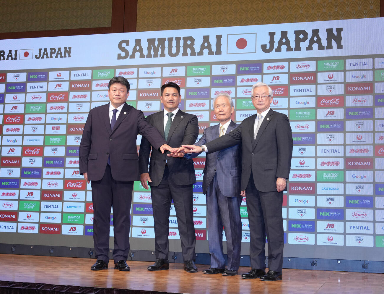 フォトセッションに臨む、左からNPB中村勝彦事務局長、侍ジャパン井口資仁監督、NPB榊原定征コミッショナー、全日本野球協会山中正竹会長（撮影・足立雅史）