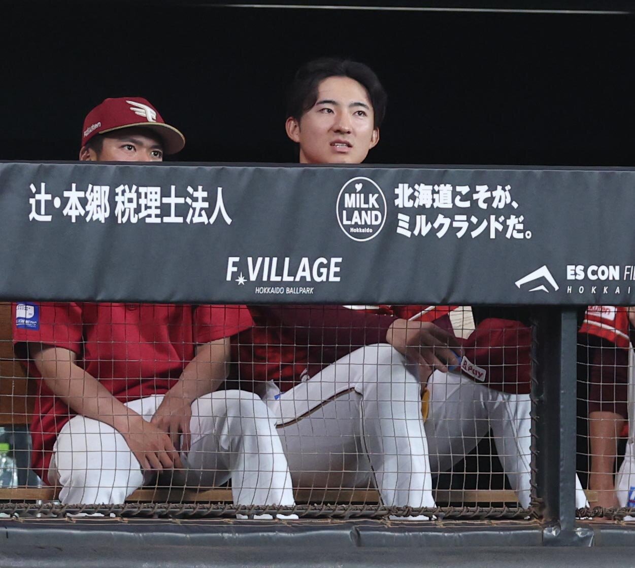 日本ハム対楽天　ベンチで試合を見つめる荘司康誠（右）（撮影・黒川智章）