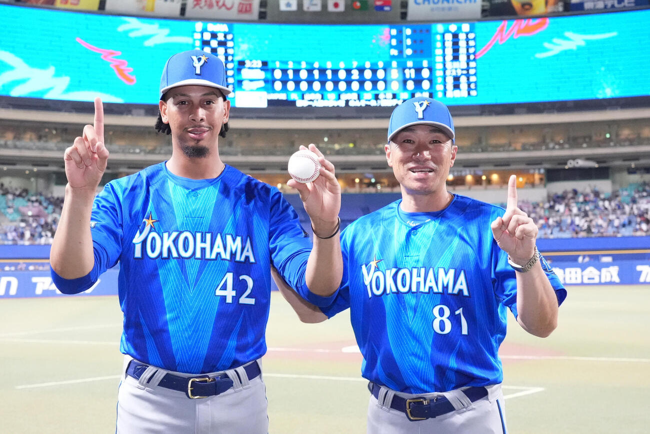 中日対DeNA　試合終了、勝利球を手に相川亮二監督（右）と記念撮影をするオスバルド・ビド（撮影・森本幸一）