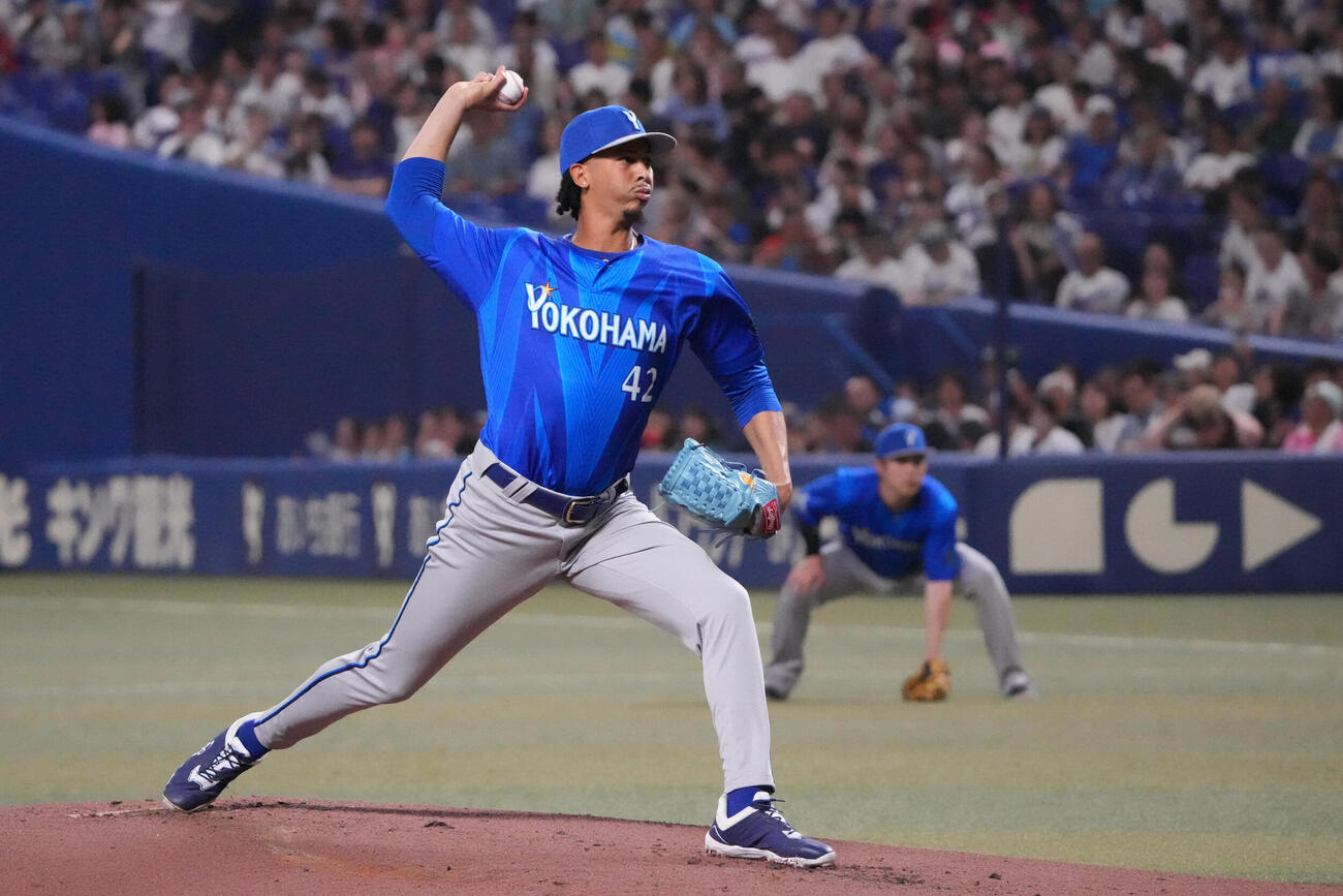 中日対DeNA 1回裏、登板するDeNA先発のオスバルド・ビド（撮影・森本幸一）