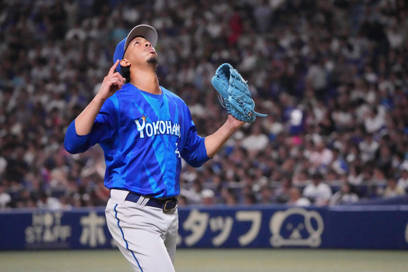 中日対DeNA 5回終了、天を仰ぎながらベンチへ戻るオスバルド・ビド（撮影・森本幸一）