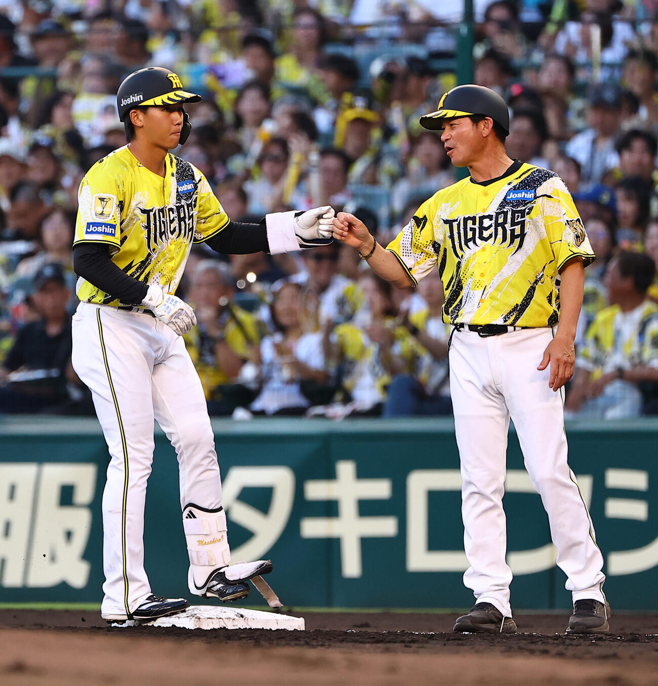 阪神対巨人　2回裏阪神1死一塁、立石正広（左）は安打を放つ（撮影・上田博志）