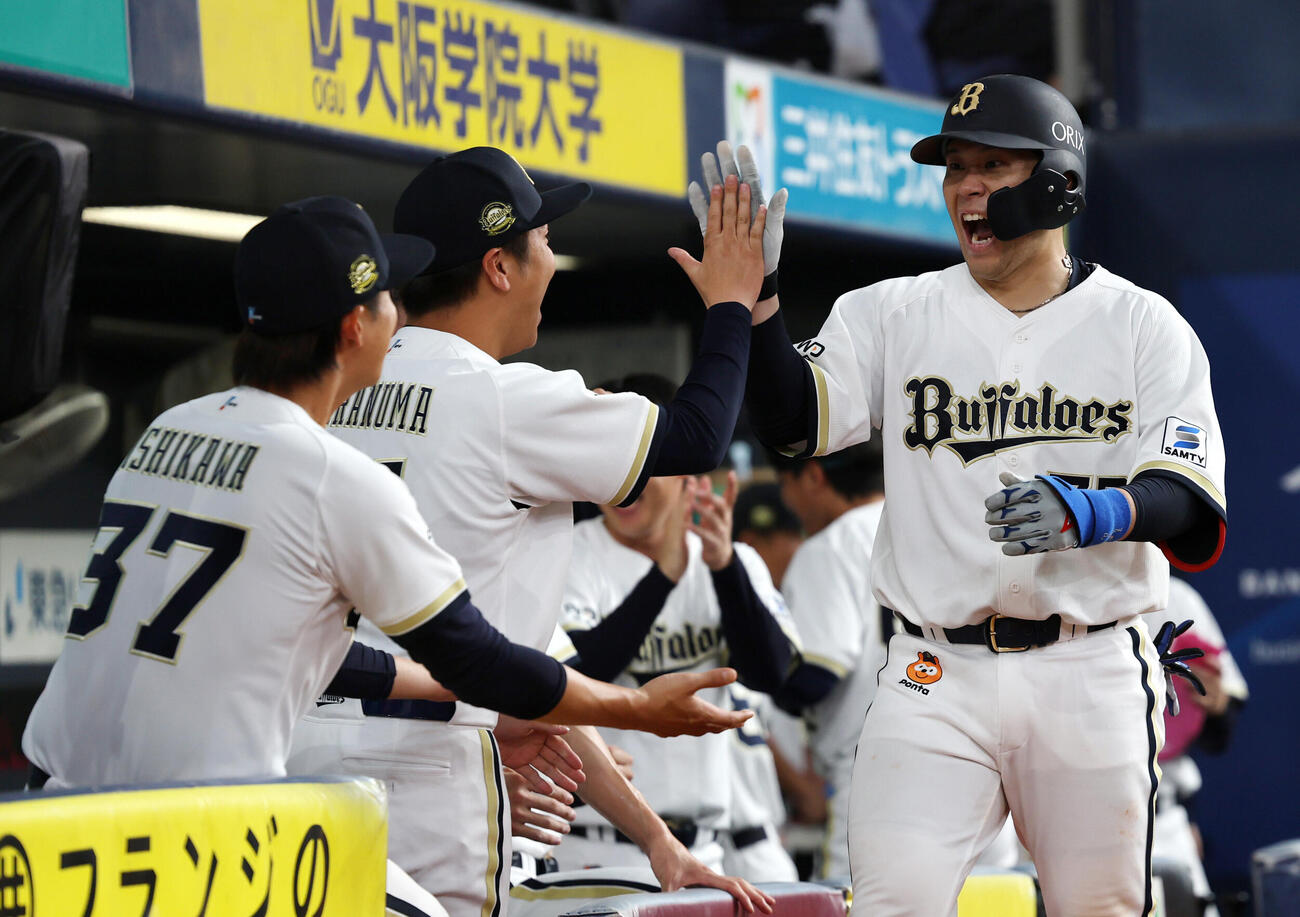 オリックス対ロッテ　7回裏オリックス1死、福永奨は本塁打を放ち、ベンチ前で叫びながら祝福に応える（撮影・西尾就之）
