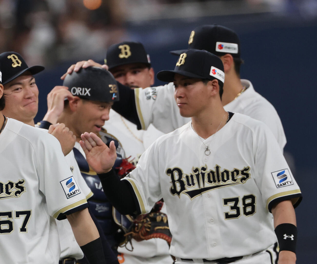オリックス対ロッテ　決勝本塁打の福永奨捕手は紅林弘太郎に頭をたたかれる（撮影・西尾就之）