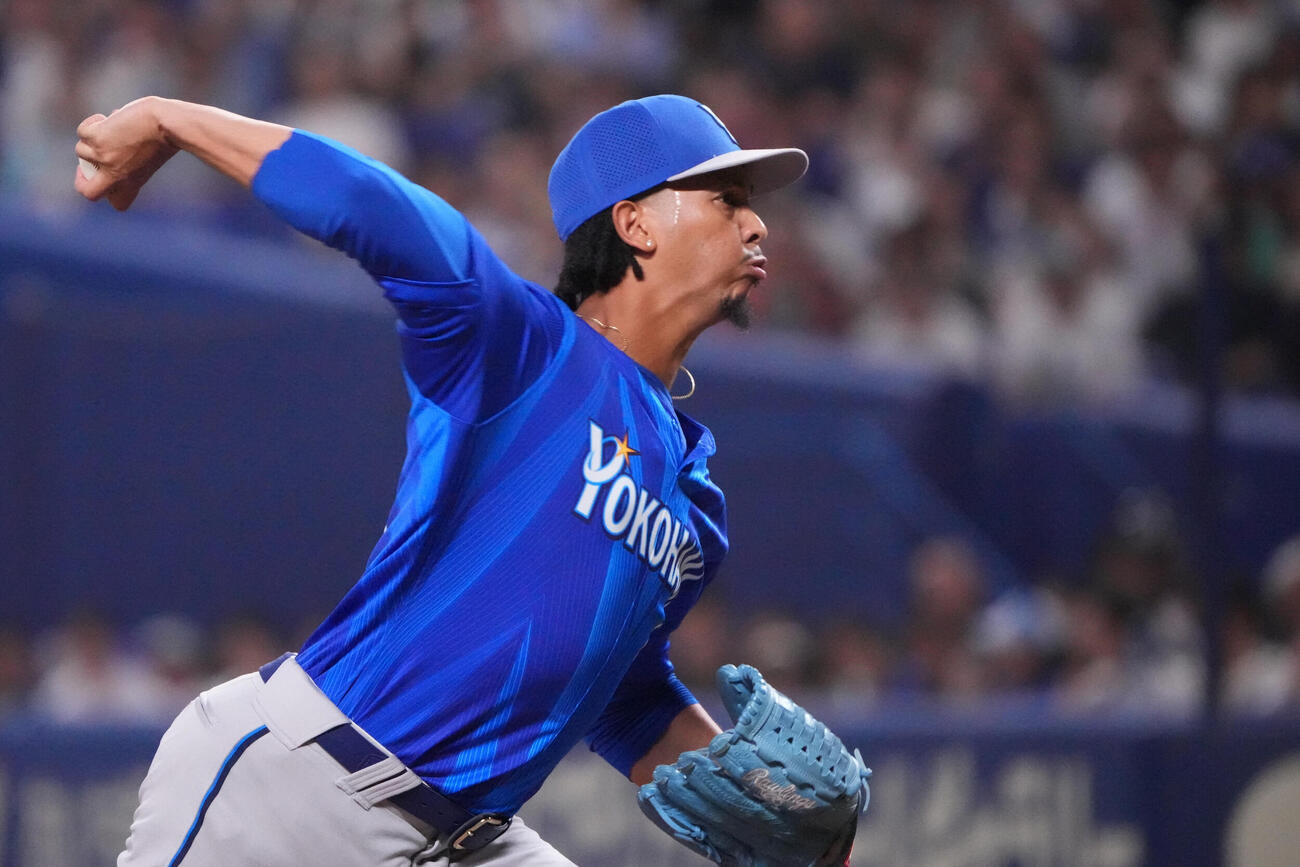 中日対DeNA 2回裏、力投するDeNA先発のオスバルド・ビド（撮影・森本幸一）