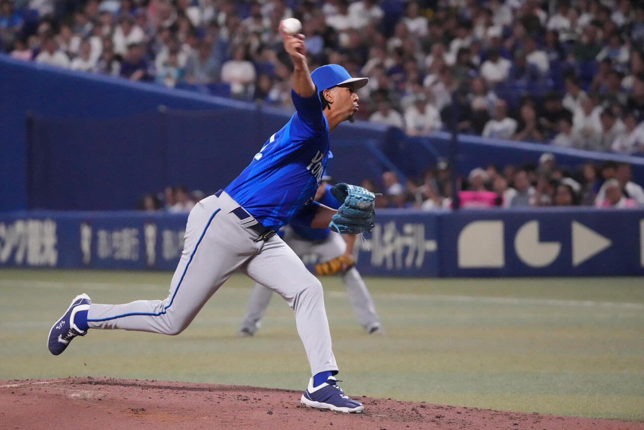 中日対DeNA 2回裏、力投するDeNA先発のオスバルド・ビド（撮影・森本幸一）
