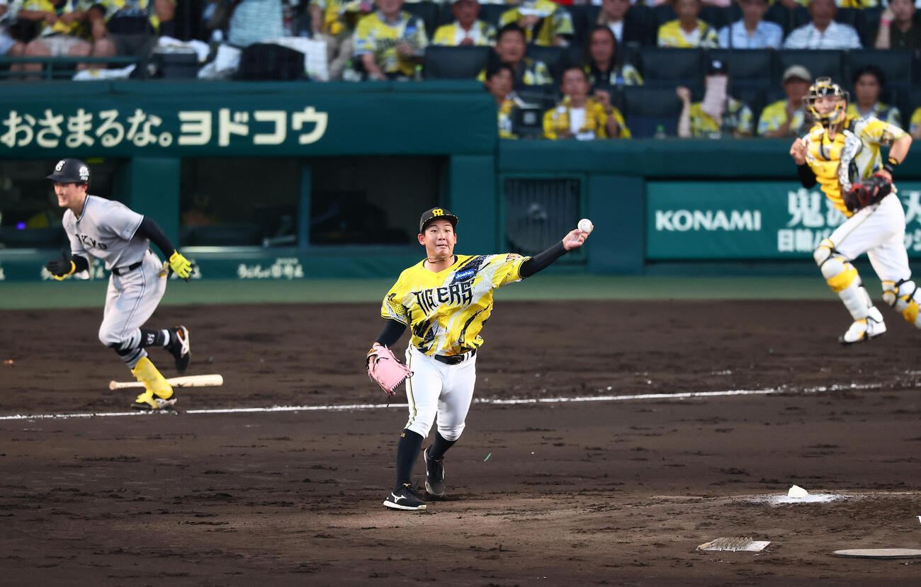 阪神対巨人　3回表巨人無死一塁、伊原陵人は浦田俊輔の打球を二塁へ送球（撮影・加藤哉）