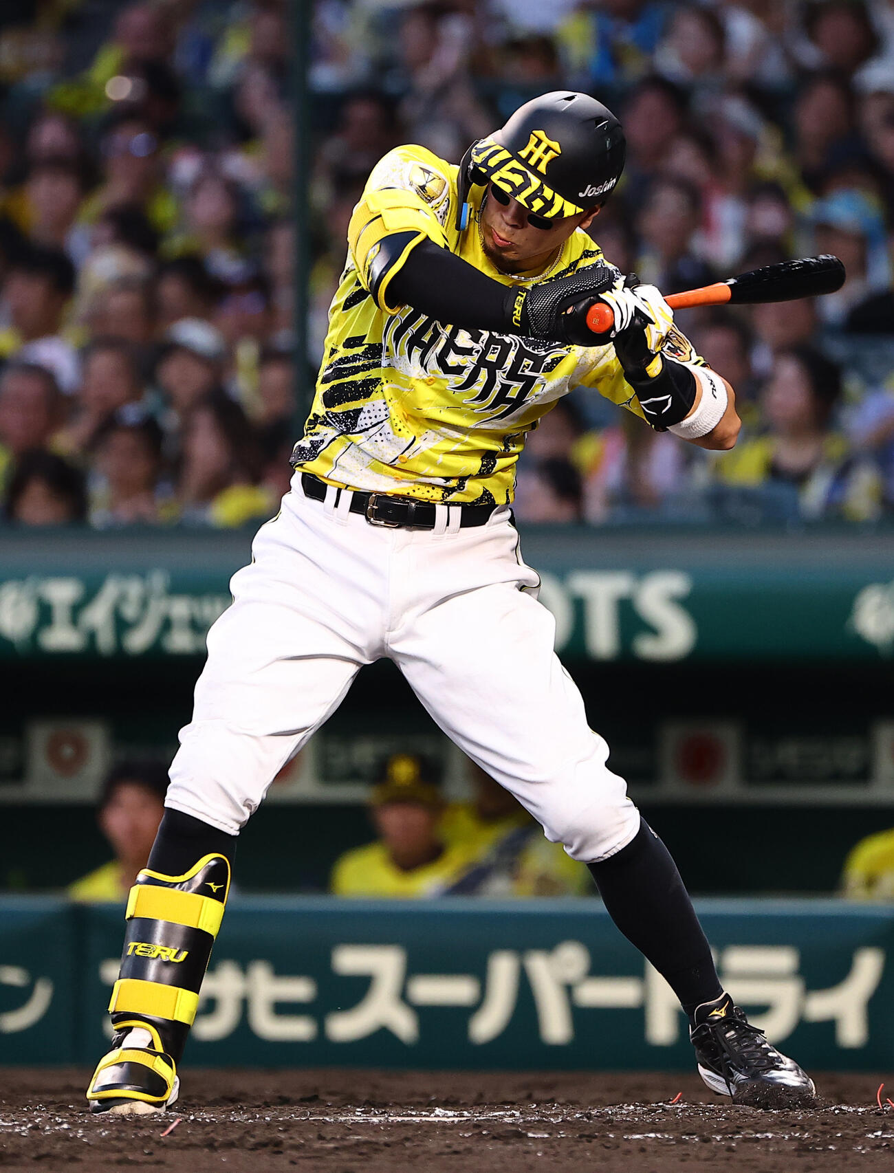 阪神対巨人　3回裏阪神1死一塁、佐藤輝明は死球を受ける（撮影・上田博志）
