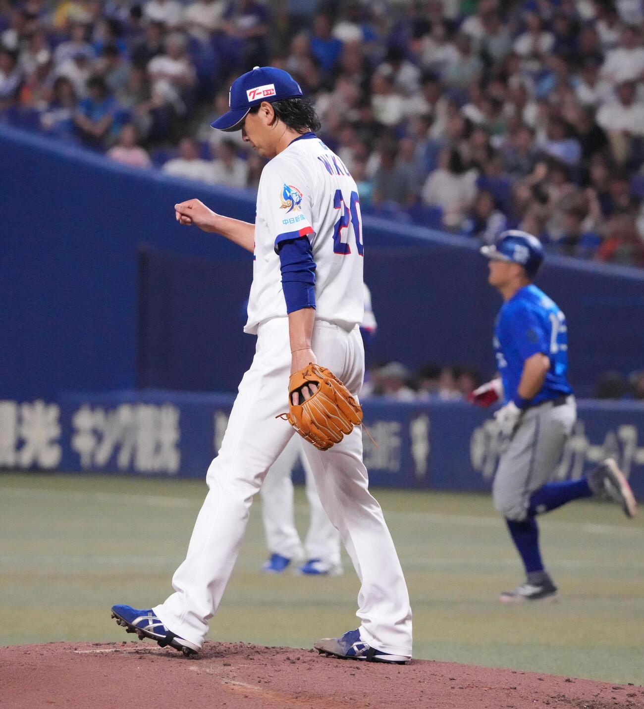 中日対DeNA 2回表DeNA無死、中日先発の涌井秀章（左）は筒香嘉智に本塁打を打たれる（撮影・森本幸一）