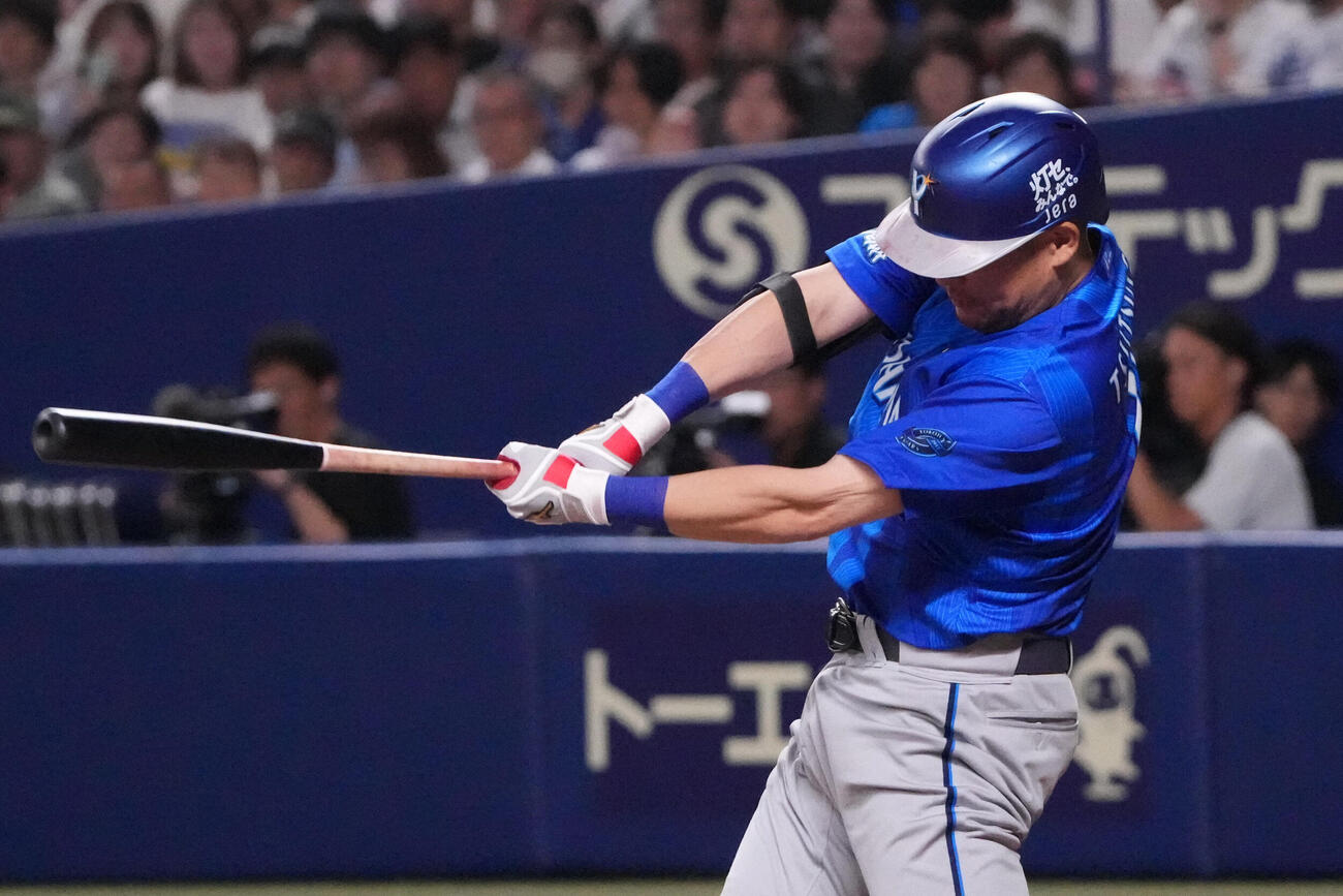 中日対DeNA 5回表DeNA2死一、三塁、適時打を放つ筒香嘉智（撮影・森本幸一）