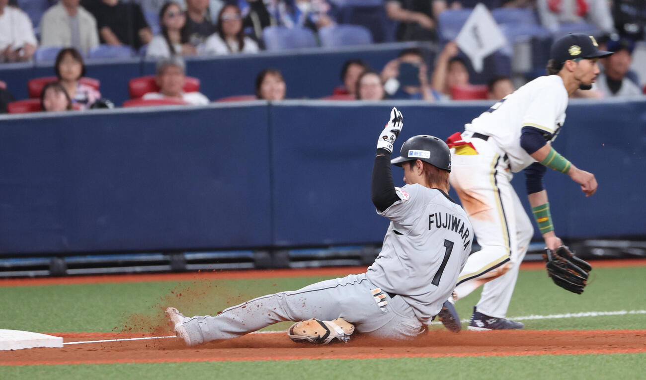 オリックス対ロッテ　5回表ロッテ1死一、三塁、藤原恭大は適時三塁打を放ち、三塁へ滑り込む（撮影・西尾就之）