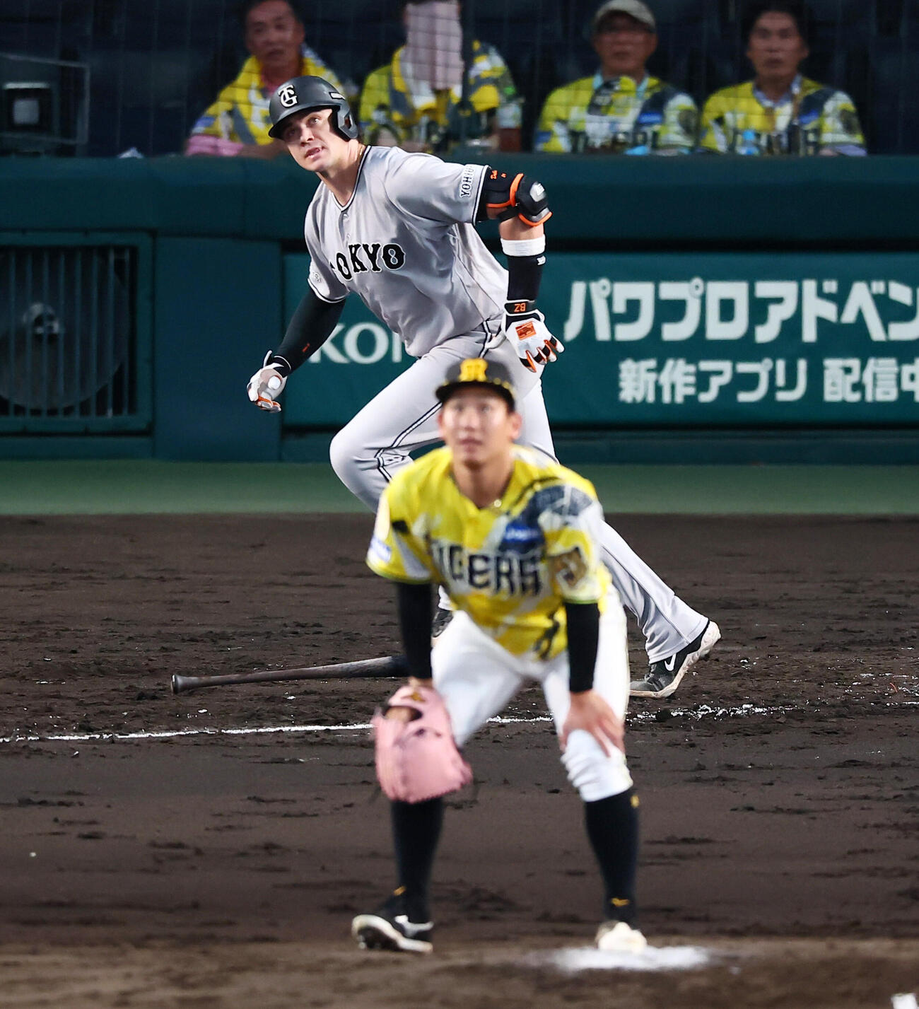 阪神対巨人　4回表巨人無死、ボビー・ダルベックは中越えソロ本塁打を放つ。投手伊原陵人（撮影・加藤哉）