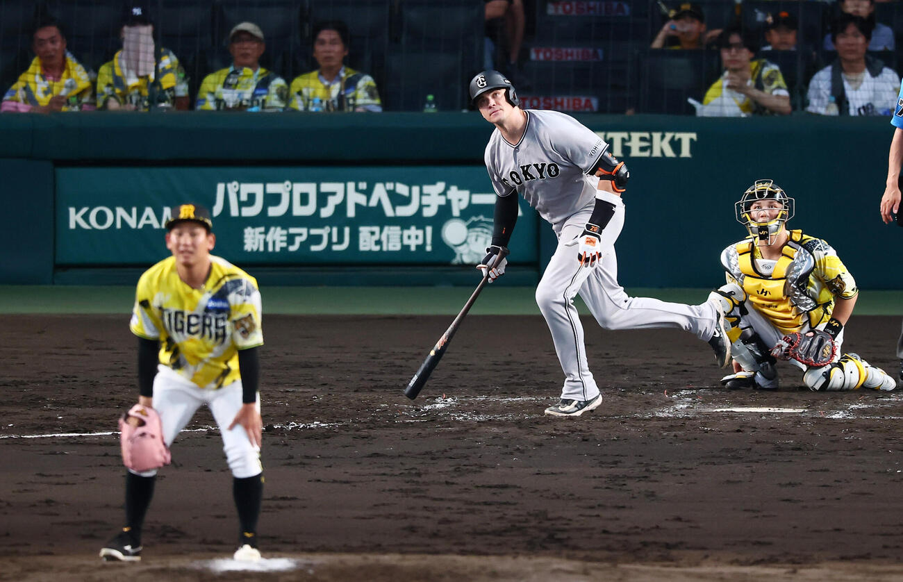 阪神対巨人　4回表巨人無死、ボビー・ダルベックは中越えソロ本塁打を放つ。投手伊原陵人（撮影・加藤哉）