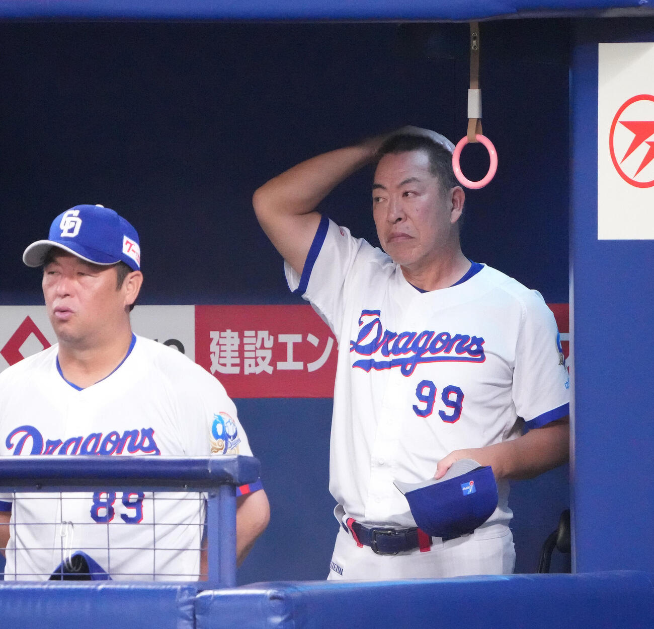 中日対DeNA 8回裏、ベンチから試合を見つめる井上一樹監督、左は松中信彦打撃統括コーチ（撮影・森本幸一）