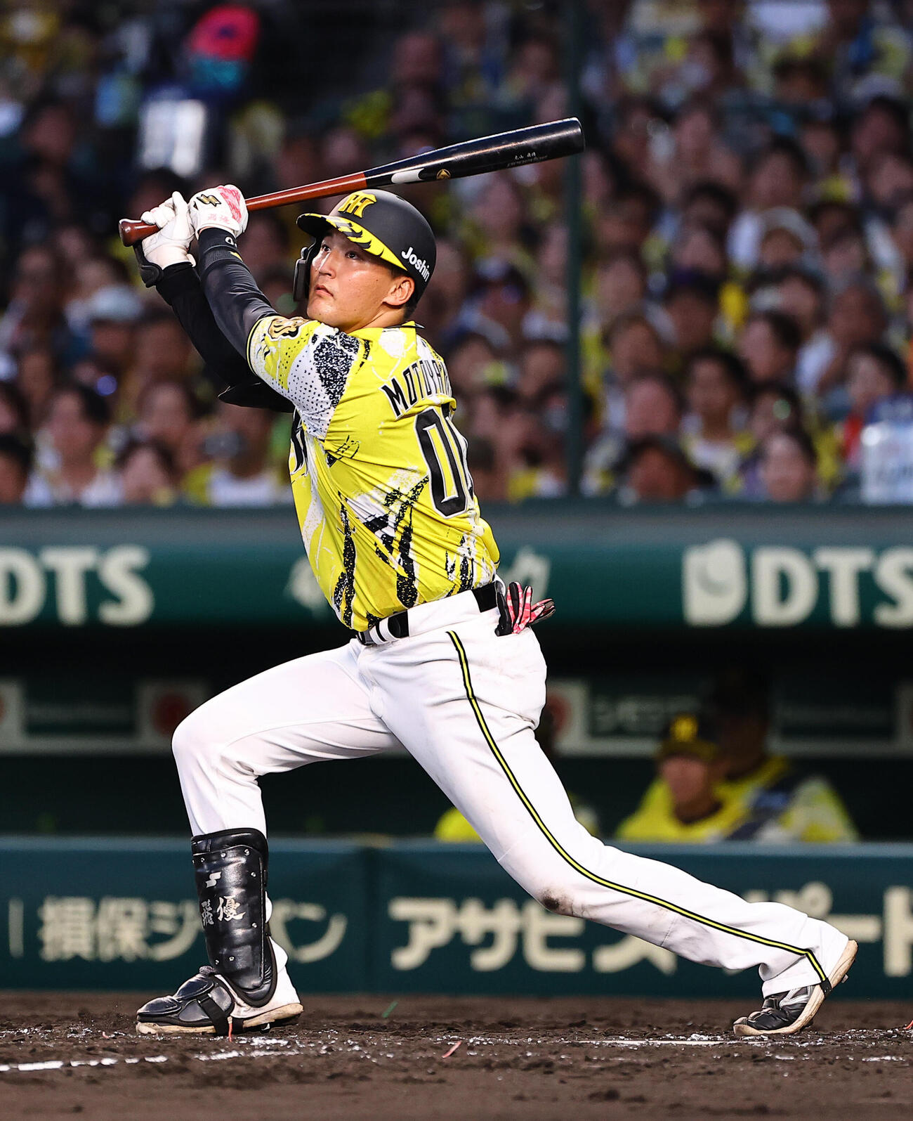 阪神対巨人　3回裏阪神1死満塁、元山飛優は先制犠飛を放つ（撮影・上田博志）