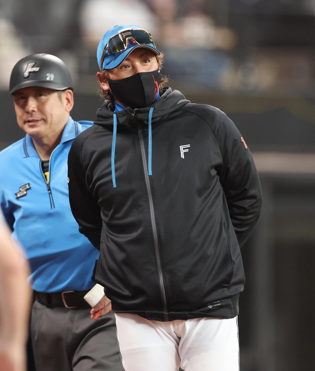 日本ハム対楽天　選手交代を告げる新庄剛志監督（撮影・黒川智章）