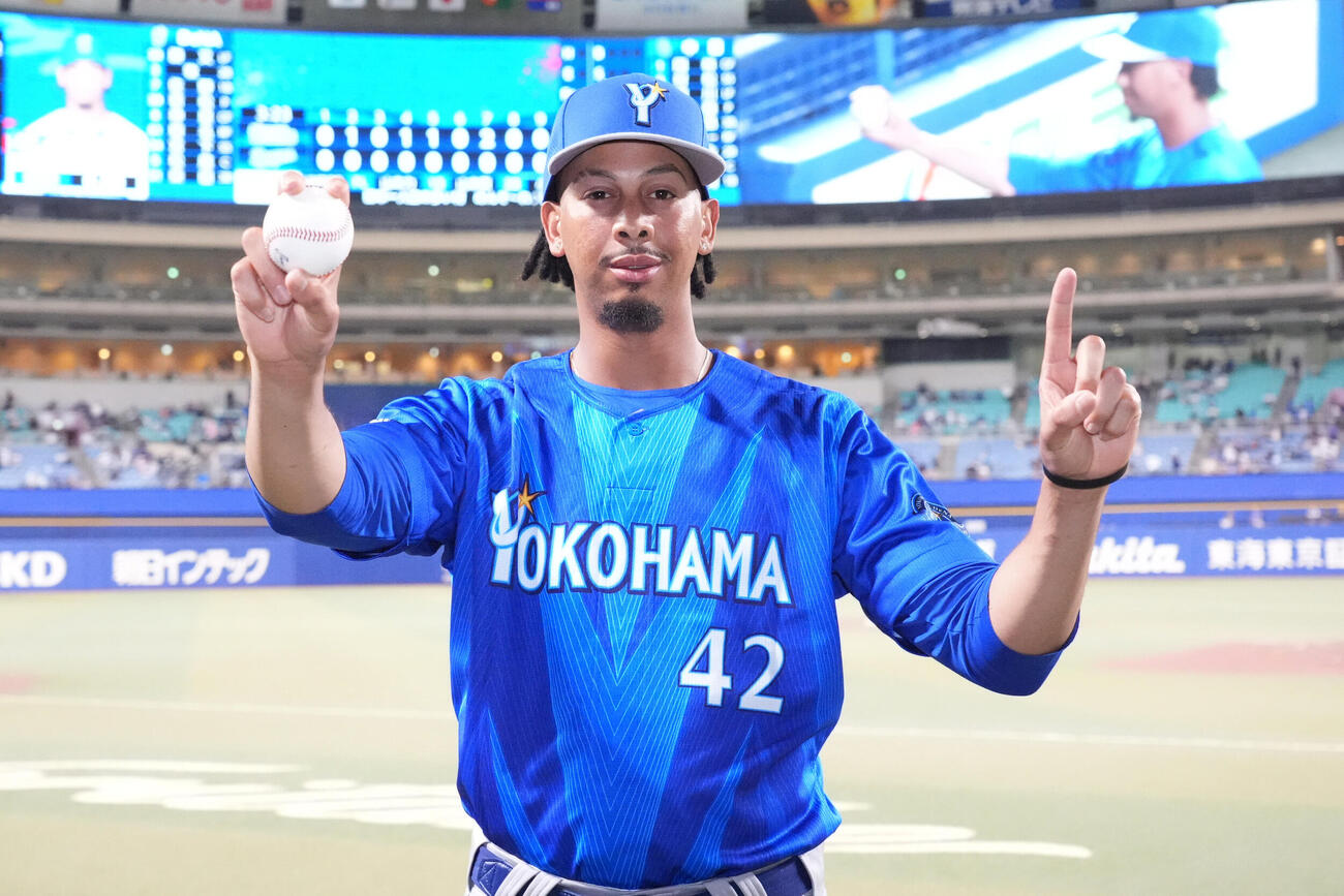 中日対DeNA　試合終了、勝利球を手にポーズを決めるオスバルド・ビド（撮影・森本幸一）